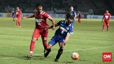 Sepanjang pertandingan, tim Primavera Baretti memang kesulitan mengembangkan permainan dan kesulitan meladeni energi yang masih tampak terlihat dalam diri tim Calcio Legend, khususnya kapten tim Edgar Davids. (CNN Indonesia/Andry Novelino)