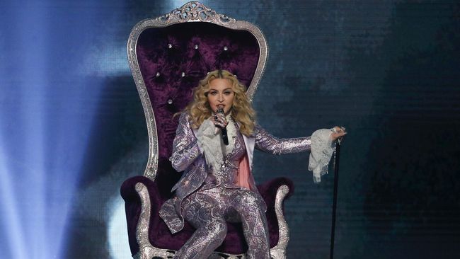 Madonna Diminta Nyanyikan Lagu Anti-Trump
