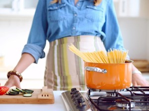 Masak Pasta Jangan Asal! Ini Cara Memberi Garam Saat Merebusnya
