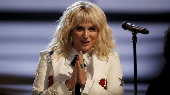 Kesha Tunda Konser karena Cedera Lutut