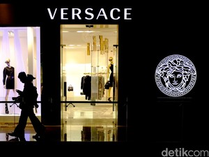 Video Rencana Akuisisi Versace oleh Prada di Tengah Pelik Tarif Baru Trump