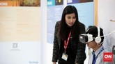 Pengunjung menjajal salah satu virtual show di pameran The 40th IPA CONVEX 2016. Konvensi dan pameran migas terbesar di Asia Tenggara ini mengusung tema Shifting Paradigms in Indonesia, Supplying Energy in the New Reality. Foto: CNN Indonesia/Andry Novelino
