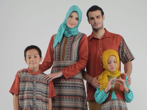 Mau Pakai Baju Kembar dengan Keluarga Saat Lebaran Ini Mau Pakai Baju Kembar dengan Keluarga Saat Lebaran Ini