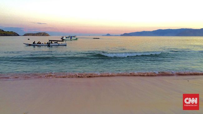 Menikmati Pantai Merah Muda Pulau 'Naga Darat'