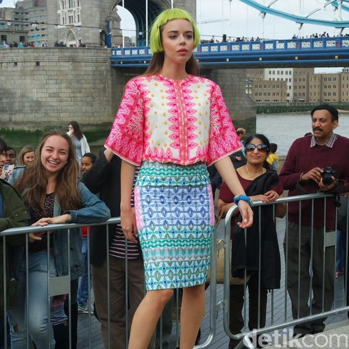 Lenny Agustin Pertamakali Fashion Show di Pinggir Sungai Thames, London Lenny Agustin Pertamakali Fashion Show di Pinggir Sungai Thames, London