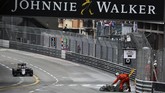Steward sirkuit membersihkan trek saat virtual safety car diberlakukan. Total ada tujuh pebalap gagal finis di GP Monako, yang sebagian besar terjadi karena kecelakaan. (Dok. Manor Grand Prix Racing Ltd)