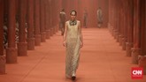 Semua berpadu dengan gaya tabrak motif, potongan deskonstruktif, detail bordir, sulam, jalinan payet dan untaian kristal yang diramu sedemikian sehingga berkesan eksotis.