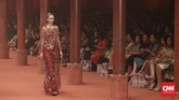 Selalu ada yang istimewa saat menyaksikan koleksi Biyan Wanaatmadja di atas catwalk, seperti yang dia lakukan saat menggelar fashion show tahunan di Segara Ballroom, Hotel Dharmawangsa, Jakarta, Rabu (1/6).