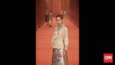 Disebut 'Benang Merah' karena Biyan merangkum 34 tahun perjalanannya sebagai desainer, dari suka, duka, kesuksesan, hingga kegagalan.