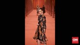 Jika dilihat lebih detail, banyak ciri dan sentuhan Indonesia dalam karya Biyan, seperti potongan garis kebaya, baju kurung, baju bodo, serta motif yang sekilas mirip batik.