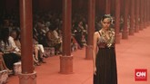 Kendati tak semua tentang cerita indah, Biyan tetap bisa mengemasnya dalam pertunjukkan yang cantik. Koleksi bajunya pun tetap elegan, klasik dan feminin, dengan sentuhan Biyan yang sangat khas.