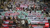 Ribuan simpatisan dari gabungan Ormas Islam, berjalan kaki menuju Istana Merdeka, Jakarta, Jumat, 3 Juni 2016. (CNN Indonesia/Adhi Wicaksono).