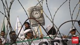 Kawat duri dan beton menghadang para pendemo anti komunisme di depan Istana Merdeka. (CNN Indonesia/Adhi Wicaksono).
