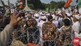 Massa Anti Partai Komunis Indonesia sempat membuat ricuh karena dihadang kawat duri dan beton saat berada di depan Istana Merdeka. (CNN Indonesia/Adhi Wicaksono).