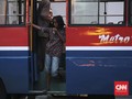 Terpaksa Berg(el)antung pada Bus Kota