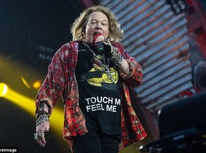 Axl Rose Ngamuk di Konser Guns N Roses, Lempar Mic-Tendang Drum!