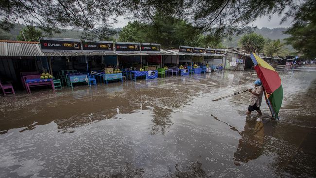 Banjir Rob Semarang Meninggi Lumpuhkan Aktivitas Warga