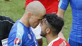 Skrtel Siap Hentikan Sturridge dengan Segala Cara