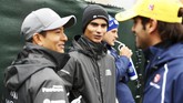 Pebalap nasional Rio Haryanto (kiri) berbincang bersama rekannya di tim Manor Racing, Pascal Wehrlein (tengah) dan pebalap-pebalap lainnya. (Dok. Manor Grand Prix Racing Ltd)