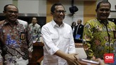 Komjen Tito Karnavian bercengkerama dengan para anggota Komisi III DPR sebelum memulai rapat. (CNN Indonesia/Safir Makki)