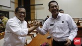 Kepala BNPT Komjen Tito Karnavian berjabat tangan dengan 'rival'-nya di bursa pencalonan Kapolri, Kepala Badan Narkotika Nasional (BNN) Komjen Budi Waseso, dalam rapat dengan Komisi III Bidang Hukum di Gedung DPR RI, Senayan, Jakarta, Kamis 16 Juni 2016. (CNN Indonesia/Safir Makki)