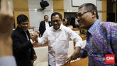 Komjen Tito Karnavian mendapat ucapan selamat dari para anggota Komisi III atas penunjukannya sebagai calon Kapolri. (CNN Indonesia/Safir Makki)