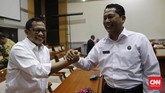 Komjen Budi Waseso menyatakan rekannya, Komjen Tito Karnavian, patut terpilih sebagai kandidat Kapolri, dan tak perlu dititipi pesan macam-macam sebagai calon pemimpin. Buwas yakin, Tito sudah paham tugas di hadapannya. (CNN Indonesia/Safir Makki)