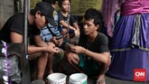 Kini, Ondel-Ondel kerap ditemui di jalanan. Umumnya, Ondel-Ondel diarak pengamen secara berkelompok. Salah satunya adalah kelompok pengamen Budi yang berasal dari daerah Senen. Mereka mulai berangkat mengamen sejak pukul 5 pagi dari Senen berjalan ke daerah selatan Jakarta.