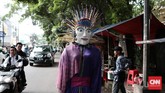 Bukan hal mudah mengarak Ondel-Ondel berkeliling Jakarta. Ondel-Ondel dari kayu, punya berat sekitar 10 kilogram. Boneka besar dengan dekorasi meriah itu kemudian diarak dengan iringan musik khas Betawi yang dimainkan dengan alat musik seperti tehyan, kendang, knong, gong, dan kecrek.