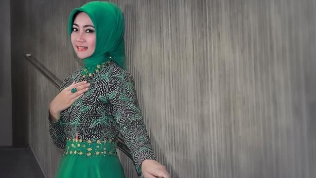 Foto Gaya Hijab Simpel Istri  Walikota Bandung Ridwan  