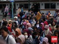 Antrean KRL Mengular, Penumpang Berburu Tiket Kertas