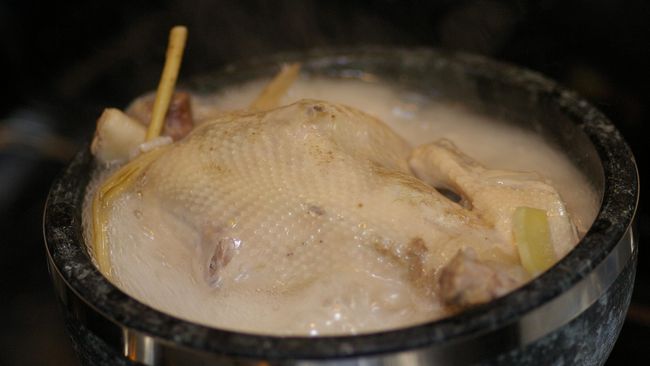 Alasan Orang Korea Suka Makan Makanan Panas di Musim Panas