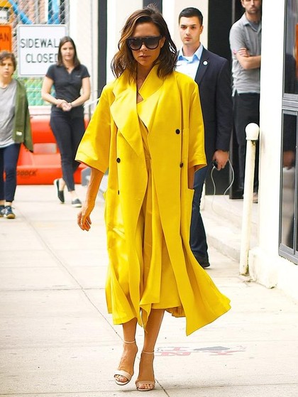 Kuning Jadi Tren Warna Favorit Victoria Beckham di Musim Panas