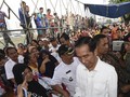 Sebelum Berlebaran di Padang, Jokowi Bagikan Sembako di Lebak