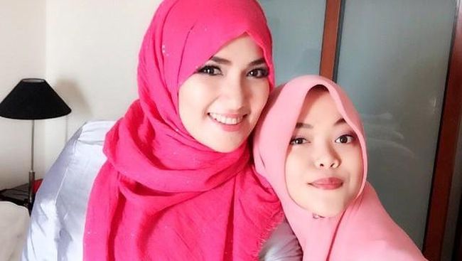 Foto: Gaya Hijab Feminin Istri Bupati Sumenep, Nurfitriana