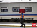 Kisah Kantong Tipis Portir saat Pemudik Riuh di Stasiun Senen