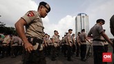 Petugas gabungan dari Polda Metro Jaya dan Polres Jakarta Pusat dikerahkan untuk mengamankan jalannya malam lebaran. (CNN Indonesia/Safir Makki)