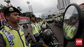 Sejumlah ruas jalan menjadi perhatian petugas kepolisian. Pengamanan dilakukan terkait kegiatan takbir keliling warga Jakarta. (CNN Indonesia/Safir Makki)