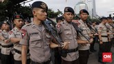 Sebagai bentuk antisipasi dan kewaspadaan tinggi pada serangan teror, personel yang bertugas juga dilengkapi dengan senjata api. (CNN Indonesia/Safir Makki)