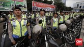 Polda Metro Jaya menggelar apel untuk mengamankan DKI Jakarta saat malam takbir. (CNN Indonesia/Safir Makki)