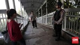 Terkait aksi teror di Solo, sejak siang petugas bersenjata lengkap sudah berjaga di sekitar Markas Polda Metro Jaya. (CNN Indonesia/Safir Makki)