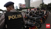 Personel bersepada motor dikerahkan untuk memudahkan pergerakan dalam pengamanan ibu kota. (CNN Indonesia/Safir Makki)