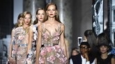 Desainer Elie Saab menghadirkan koleksi couturenya yang terinspirasi motif floral yang memikat. (Pascal Le Segretain/Getty Images)