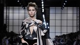 Seorang model memeragakan busana couture karya Giorgio Armani Prive Haute Couture Fall/Winter 2016-2017. Koleksi busana ini merupakan bagian dari Paris Fashion Week tanggal 5 Juli 2016 di Paris, Prancis. (Pascal Le Segretain/Getty Images)