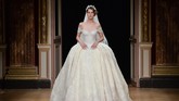 Ziad Nakad Haute Couture meluncurkan koleksi yang sedikit berbeda. Salah satu koleksinya merupakan koleksi busana pengantin klasik. (Francois Durand/Getty Images).