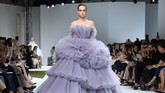 Rumah mode Valli Haute Couture juga menampilkan koleksi gaun Fall/Winter 2016-2017-nya,(4/7). Gaun strapless ini memiliki detail bertumpuk dan siluet A-line yang mewah. (Pascal Le Segretain/Getty Images)