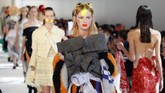 Para model berlenggok di panggung Maison Margiela Haute Couture Fall/Winter 2016-2017. Koleksi busananya diperlihatkan pada tanggal 6 Juli 2016 di panggung Paris Fashion Week (6/7) di Paris. (Thierry Chesnot/Getty Images).