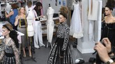 Chanel Haute Couture Fall/Winter 2016-2017 menampilkan koleksi yang didominasi dengan busana berwarna gelap. Meski demikian koleksi yang ditampilkan tangga 5 Juli 2016 ini masih menampilkan sisi elegannya yang khas. (Pascal Le Segretain/Getty Images).