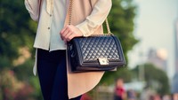 Tas Bahu Sering Melorot dan Bikin Pegal? 6 Cara Memakainya agar Tetap Nyaman 