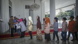 Warga Antre Jabat Tangan Jokowi di Gedung Agung Yogyakarta